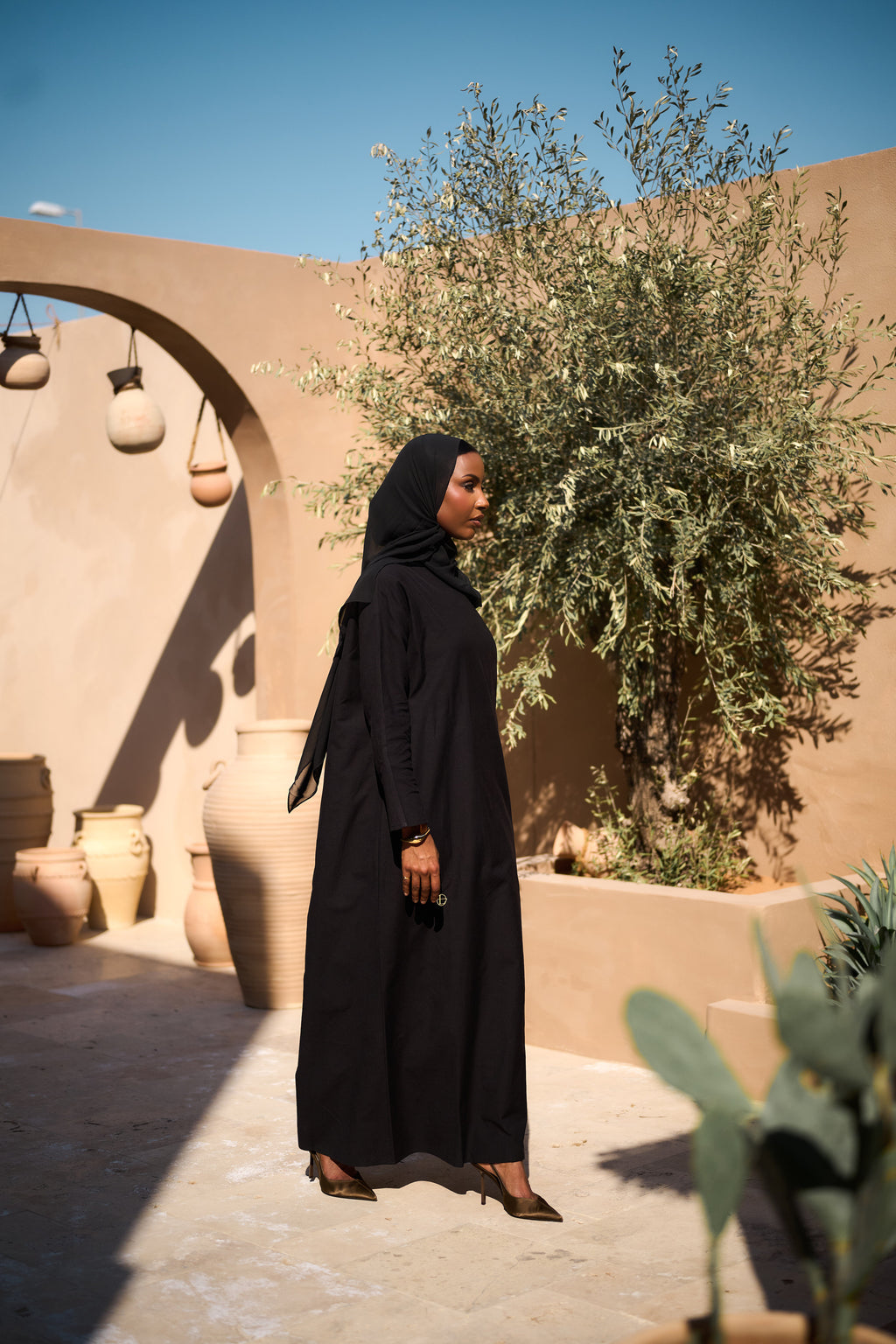 Charcoal Loom Closed Abaya - Slim Cut
