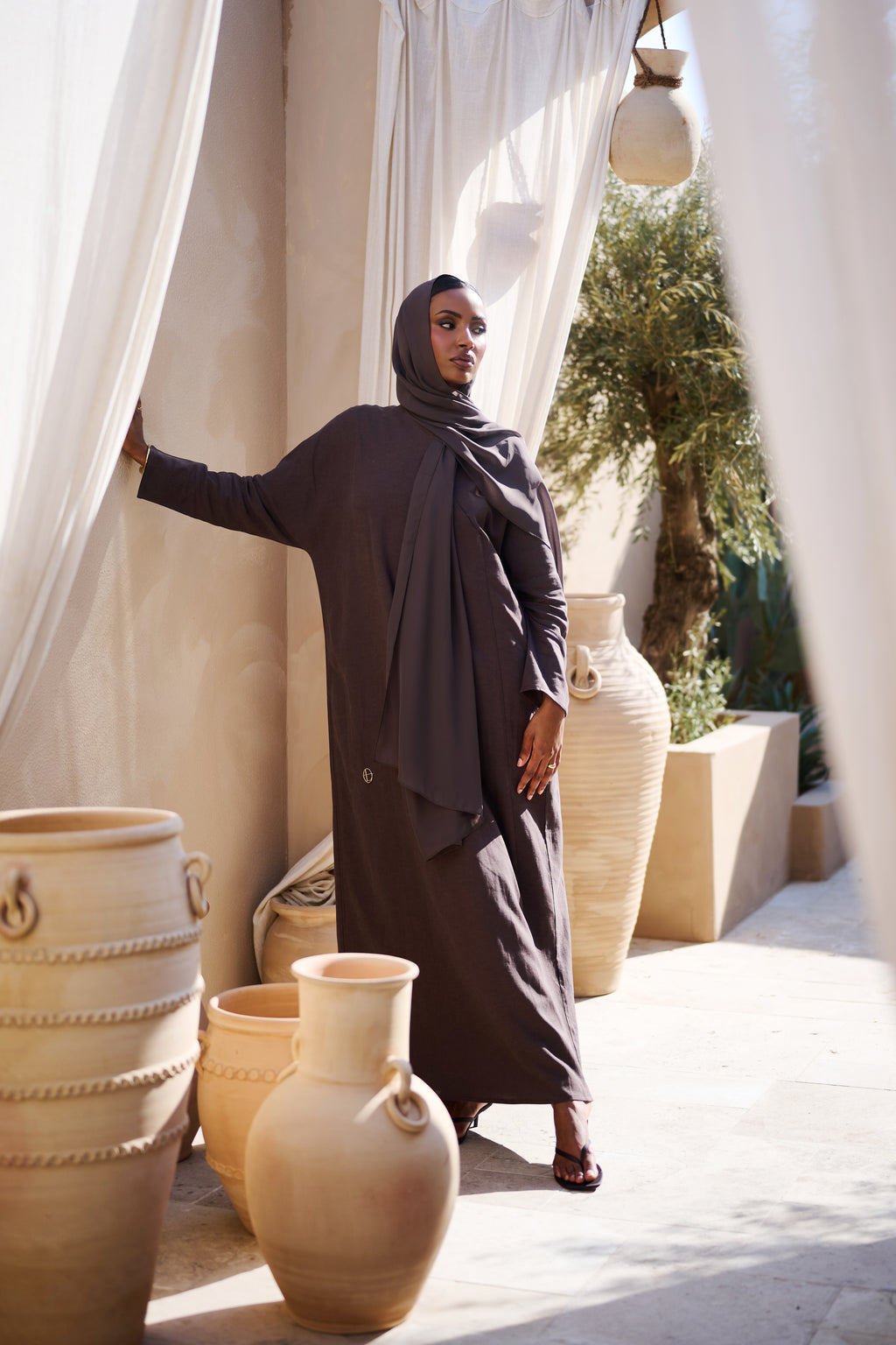 Umber Musk Closed Abaya - Slim Cut