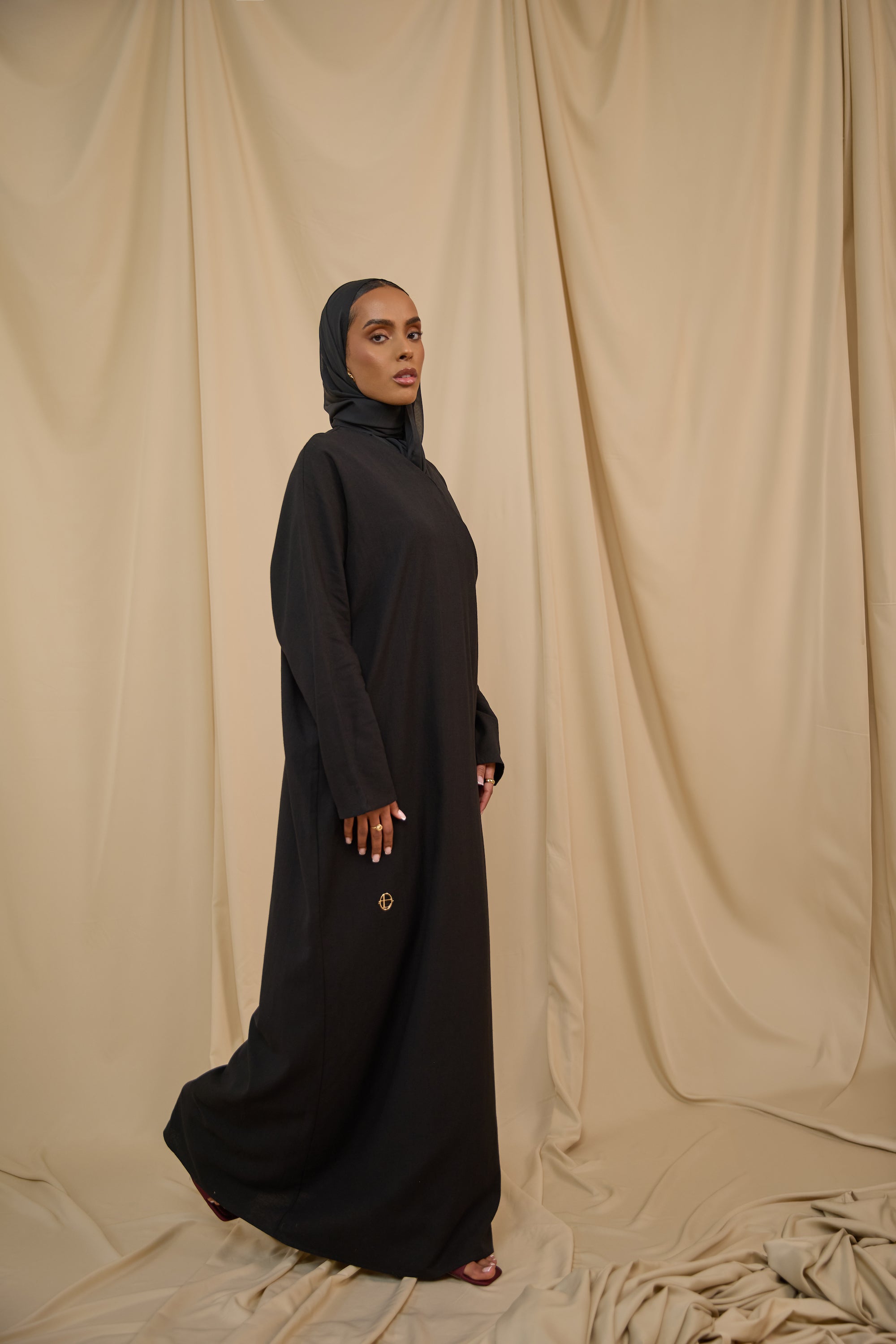 Charcoal Loom Closed Abaya - Slim Cut