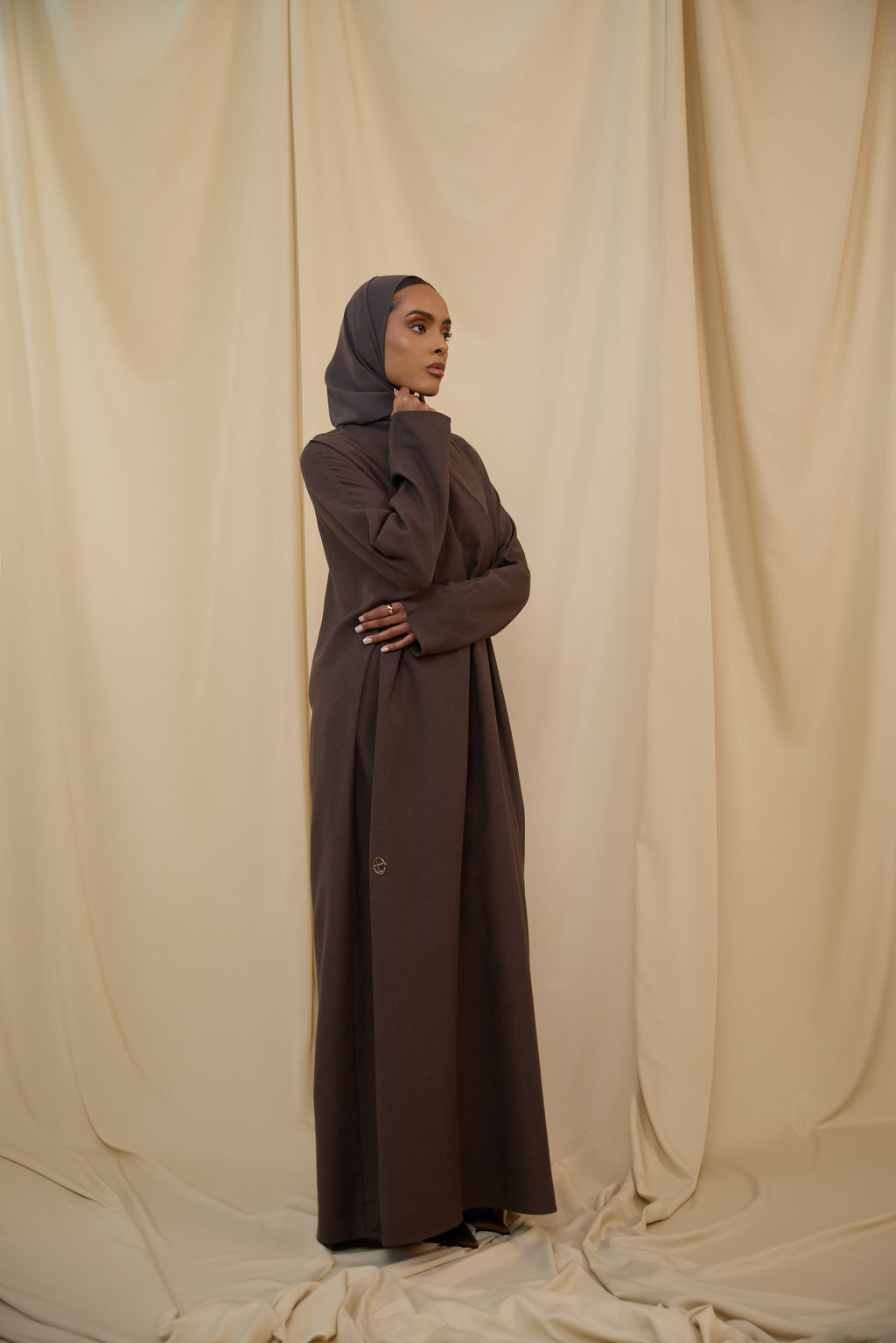 Umber Musk Closed Abaya - Slim Cut