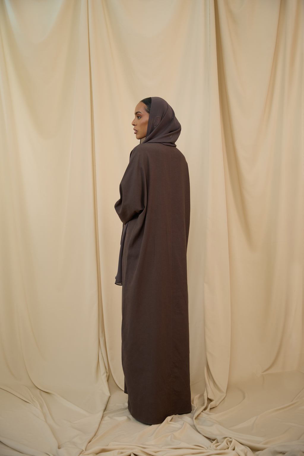 Umber Musk Closed Abaya - Slim Cut