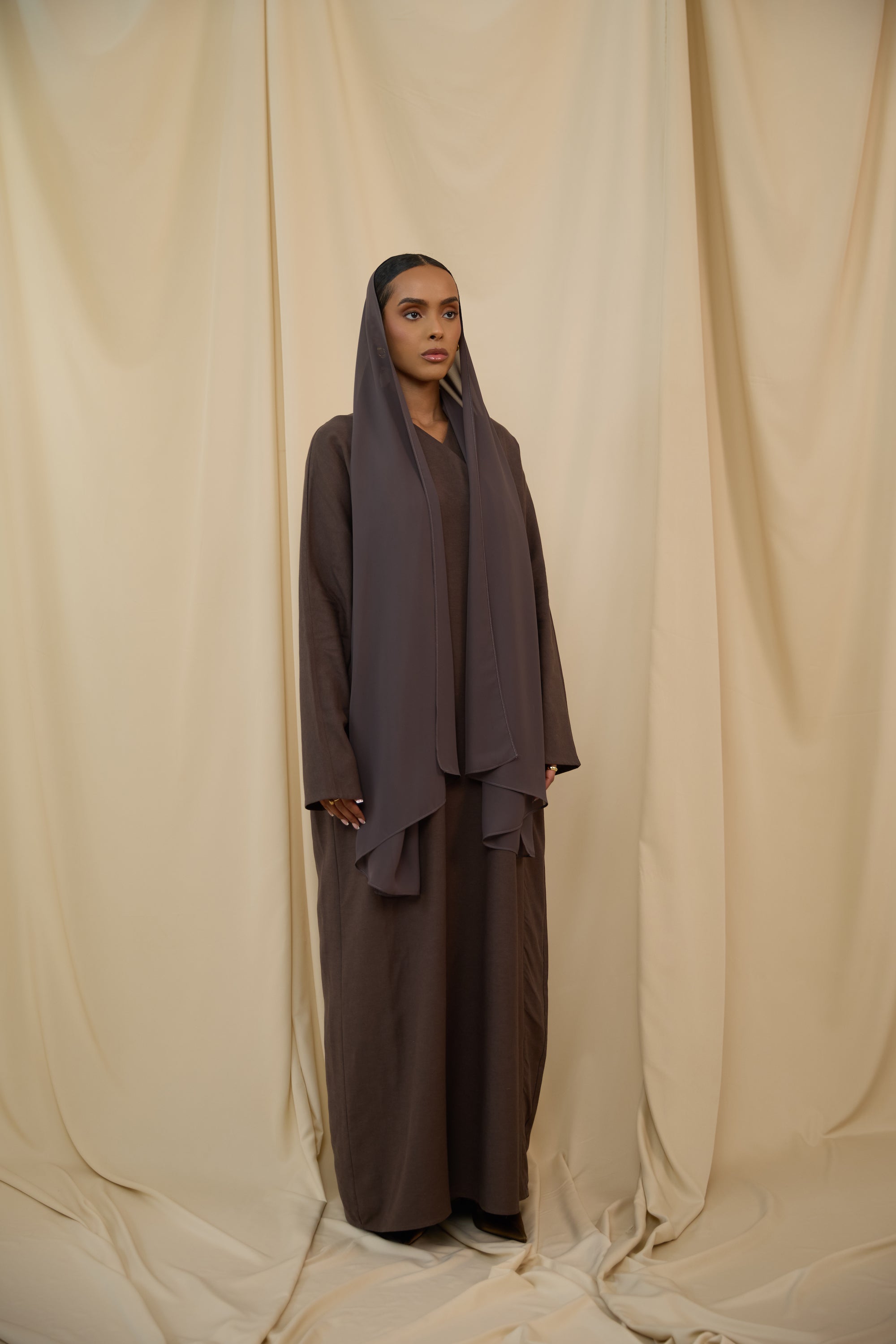 Umber Musk Closed Abaya - Slim Cut