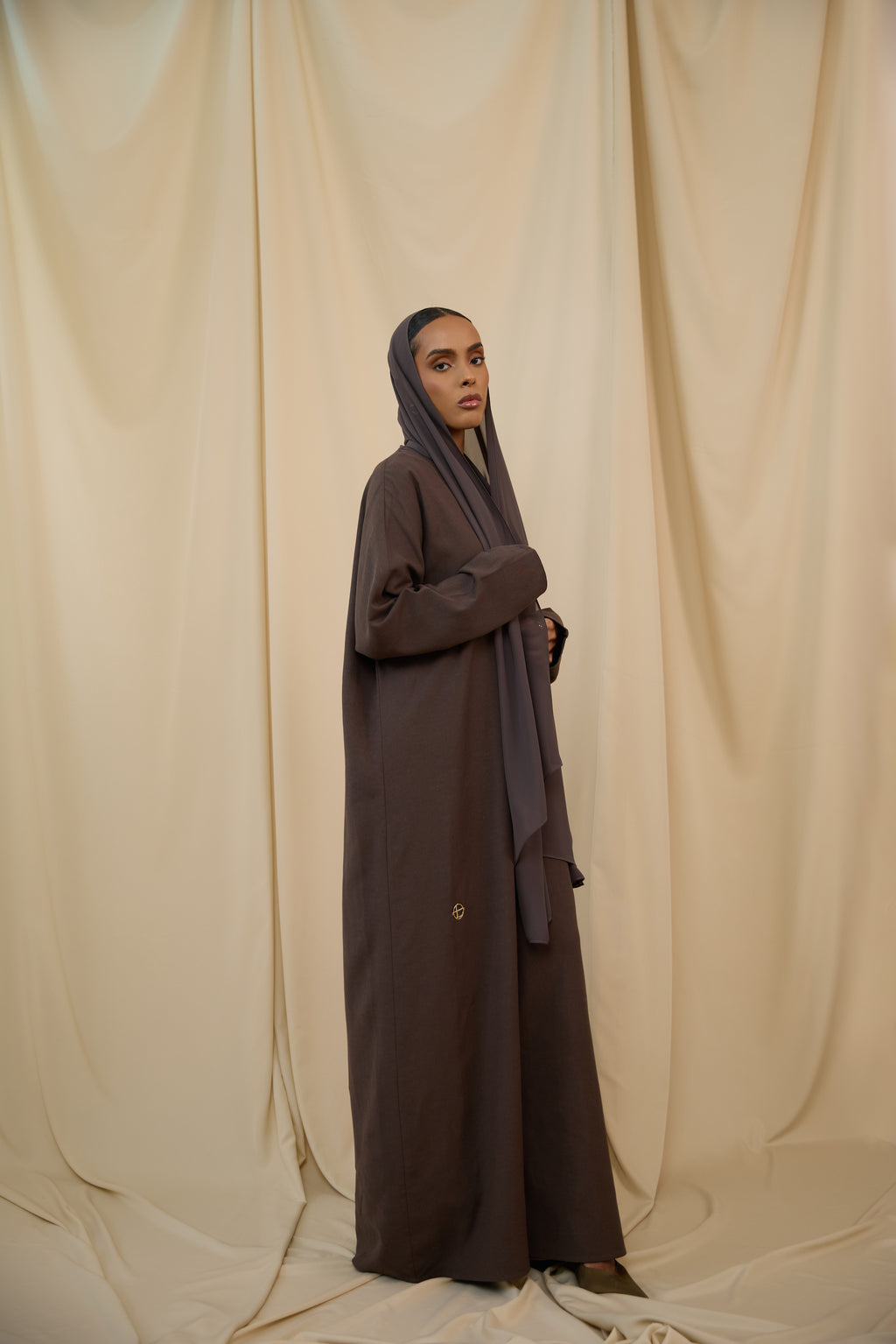 Umber Musk Closed Abaya - Slim Cut